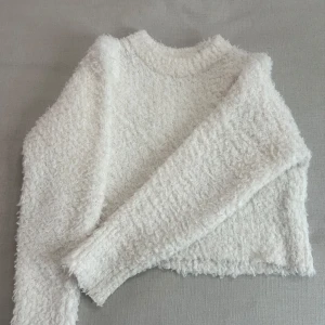 Mysig päls tröja från HM - Mysig tröja från H&M som säljs för att den tyvärr inte kommer till användning. Den är sparsamt använd, men har dock en knappt synbar fläck (se sista bilden). Pris är diskuterbart!