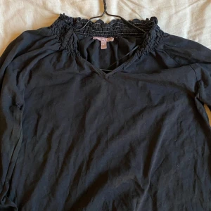 Svart långärmad topp från Sincerely Loved - svart långärmad topp från Sincerely Loved, detaljer vid arm slut och hals och har en liten v ringning, Bra skick 🙌🙌🥰