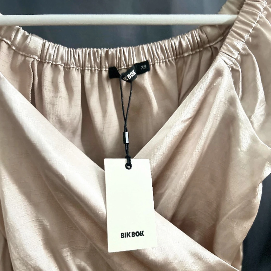 Champagnefärgad omlottklänning från Bik Bok - 3