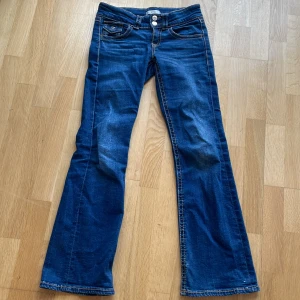 Blå jeans från Gina Tricot - Snygga blå jeans från Gina Tricot( Gina Young) i storlek 152. Säljs pga för liten storlek. Använda, men syns inte mycket.💙
