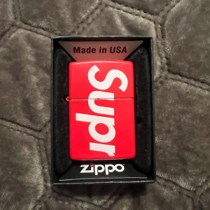 Supreme zippo - Supreme zippo helt ny. Aldrig använd eller tänd 