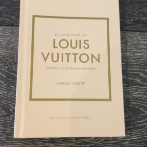 Lilla boken om Louis Vuitton - En bok som utforskar historien om det ikoniska modehuset Louis Vuitton. Den täcker allt från dess grundande till moderna influenser och designutvecklingar. Perfekt för modeintresserade och de som vill veta mer om lyxvarumärkets resa.