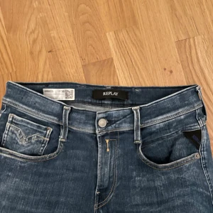 Replay Anbass - Feta replays i storlek 30, modellen är anbass då passformen är lite slim. Fråga gärna!