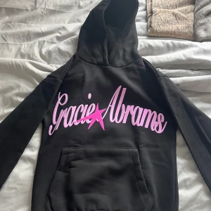 Svart hoodie från Gracie Abrams - Sprillans ny Gracie Abrams hoodie som köptes från hennes shop. Vill sälja den pga svårt att skicka tillbaka och jag tycker att den var oversized som jag inte gillar.☀️💞Sista bilden visar kvittot - tullavgiften gick på 16 euro men är inte med på order bekräftelsen.