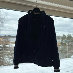 Ralph Lauren vårjacka - Stilren vårjacka av märket Polo Ralph Lauren. Jag är 180 lång och den sitter bra på mig. priset är inte hugget i sten vid en snabb affär. De står strl 18-20 men sitter bra på en 175-185 person skulle jag säga