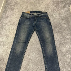 Blå jeansbyxor från dondup - Snygga blå jeansbyxor från dondup med klassisk femficksdesign och knappgylf. De har en lätt slitning för en cool look och är perfekta för en avslappnad stil.