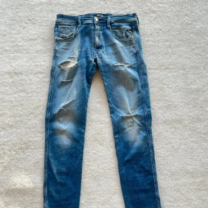 Replay jeans (31/32) – Hyperflex -  ✔ Storlek: 31/32 ✔ Modell: Hyperflex ✔ Nypris: 1600 kr ✔ Skick: 8/10 – Bra skick ✔ Frakt: PostNord eller InstaBox (köparens bekostnad)  📌 Snygga och bekväma Replay Hyperflex-jeans. Stretchigt material för optimal passform och komfort. 💬 Intresserad? Skicka ett meddelande för en smidig affär!