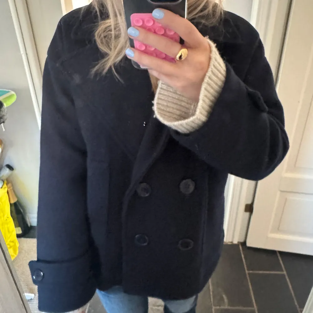 Marinblå kappa! Sååå fin nu till våren och den är i mycket bra skick och knappt använd 💕💕 storleken är xs/s. Takit.