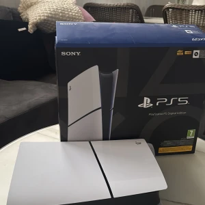 PS5 slim - Säljer min ps5 slim köpt i februari knappt använd tröttnat på den, som i ny skick förpackning ingår och kontroll