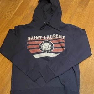 Saint Laurent hoodie - Säljer min Saint Laurent hoodie helt ny. Nästan orginal. Säljer 1500 storlek xs / s. Passar runt 160-168cm