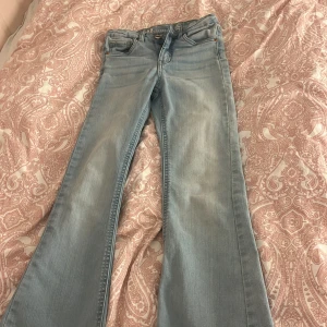 Ljusblå jeans från Kappahl  - Snygga ljusblå jeans från Kappahl med bootcut-stil. De har en klassisk femficksdesign och är tillverkade i hållbart denim. Perfekta för en avslappnad look. Går att diskutera pris 