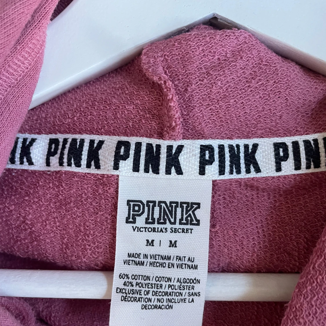 Rosa hoodie och gråa mjukisbyxor från Victoria's Secret PINK - 2
