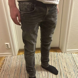 Replay jeans anbass aged 05(helt nya med tags) - Replay jeans anbass aged 05, en av de mest sällsynta och populära Replay jeansen. Riktigt fet fader med slitningar där uppe, nypris≈1800kr mitt pris endast 899. Modellen är 175cm väger 58, sitter lite stort. Längden är 103cm och midjan 40cm. Snabb affär uppskattas, hör av er vid funderingar. Mvh