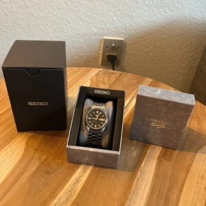 Seiko 5 Klocka - Säljer denna fina Seiko 5 Classic klocka. Klockan är i väldigt fint skick, i princip inga defekter alls. Automatiskt urverk med över 40h gångreserv. Allt og som till exempel box, extralänkar och kvitto medföljer. Garantin håller tills december!                                       Byten kan vara intressant! 🤝 Hör gärna av er vid eventuella frågor! 🤩