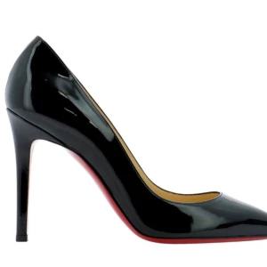 Christian Louboutin Pigalle Pointed Toe Pumps - Eleganta svarta Christian Louboutin klackar i skinn med en ikonisk röd sula. Skorna har en spetsig tå och hög klack, vilket ger en stilren och sofistikerad look. Perfekta för att lyfta vilken outfit som helst. Modellen är Pigalle och är i storlek 35.5, jag har i vanliga skor storlek 36 och klackarna sitter helt perfekt på mig.