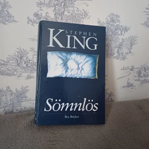 Sömnlös - Stephen Kings bok 'Sömnlös' utgiven av Bra Böcker. En spännande roman som utforskar teman av sömnlöshet och mystik i en liten stad. Perfekt för dig som älskar skräck och thriller.
