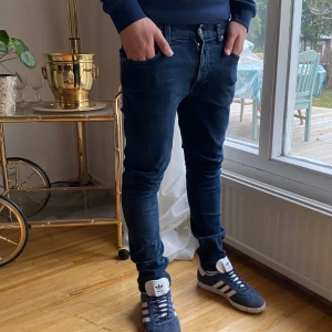 Nudie Jeans Lean Dean - Säljer mina feta Nudie jeans i modell: Lean Dean, dvs slimfit | Modellen är 178cm lång & väger 70kg, sitter ganska tight hade passat en mindre person | Nypris är 1700kr, vårat 475kr | Skriv gärna vid fundering 💭 