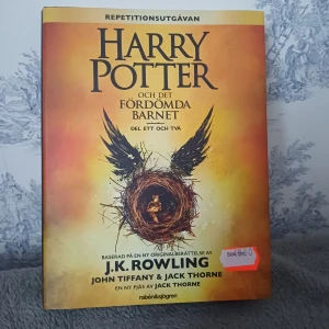 Harry Potter och det fördömda barnet - Repetitionsutgåvan av 'Harry Potter och det fördömda barnet', del ett och två, baserad på en originalberättelse av J.K. Rowling, John Tiffany och Jack Thorne. Boken är en pjäs och utspelar sig nitton år efter den sista boken i serien.