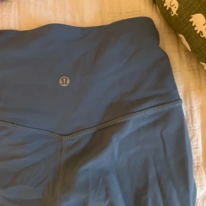 Ljusblå lululemon mini flare  - Så snygga köpta i usa men kommer inte till användning. Storlek 6