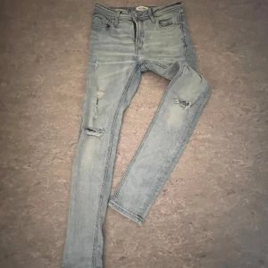 Ljusblå skinny jeans från Jack & Jones - Tjo! Säljer ett par ljusblåa jeans från Jack & Jones. Jeansen har aldrig används av mig och är k bra skick. Har du frågor är det bara att ställa de!
