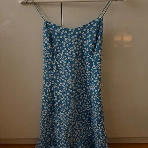 Blå blommig klänning från Zara - Blå blommig klänning från Zara, använd 1-2 gånger💕skriv privat för mer bilder