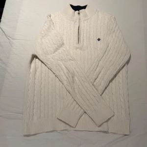 Kabelstickad tröja från Morris - Kabelstickad quarterzip från Morris. Inga fläckar inga hål. Nypris 1899kr. Storlek XL men sitter som L. Skriv om du har någon fråga 😊