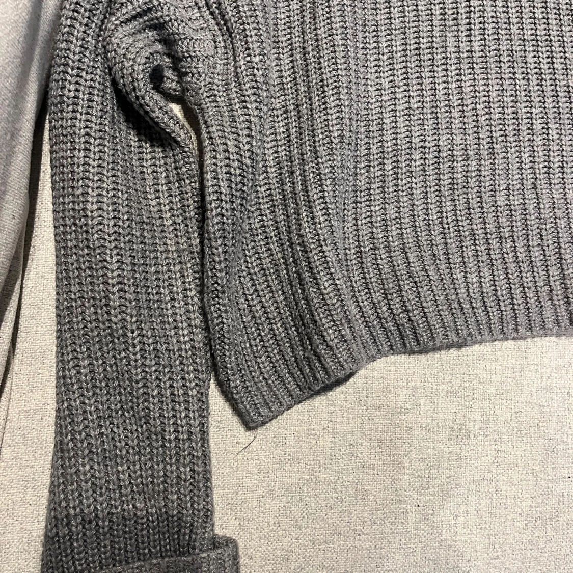 Grå stickad polotröja från Housebrand - 1