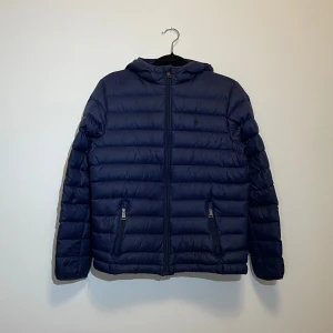 Ralph Lauren jacka  - Ralph Lauren || skick 9,5/10 || storlek barn L sitter som herr XS/XXS || modellen är 170cm lång || pris kan diskuteras vid snabb affär!