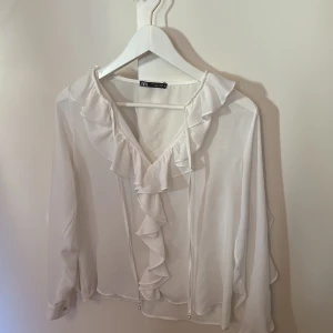 Blus från Zara - En blus från Zara använd några få tal gånger. Blus med volanger.