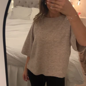 Beige stickad tröja - Mysig beige stickad tröja med trekvartsärmar. Perfekt för kyligare dagar och ger en avslappnad look. Använd max 1 gång! 💗