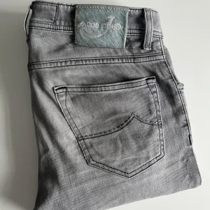 Jacob Cohén jeans  - Vi har fått in ett par feta Jacob cohen jeans i färgen grå! Modellen är style 622, alltså vanlig slim. W31 L31, Nypris ca 5000kr. Byxorna är knappt använda och det enda synliga är lite på patchen! Skriv om ni har någon fråga! 🙌