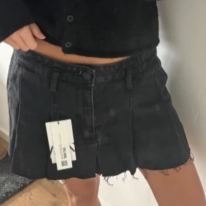 Svart jeanskjol - Fin jeanskjol från zara som sitter lågmidjat, storlek M och aldrig använd 