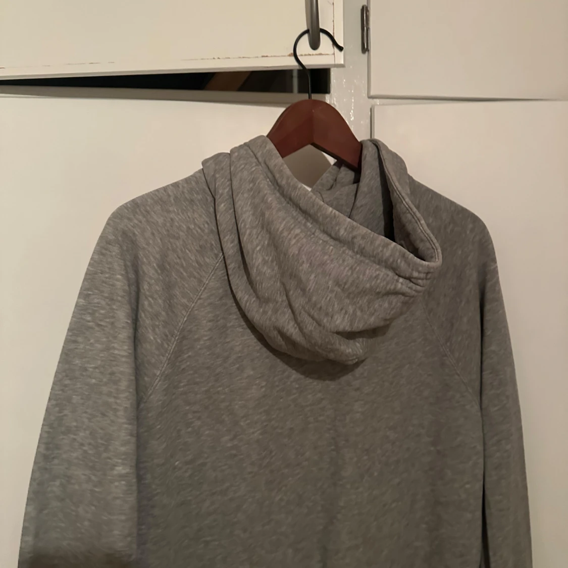 Grå hoodie från GANT - 1