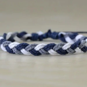 Flätat armband i blått, vitt och grått - Snyggt flätat armband i blått, vitt och grått. Justerbar knytning för perfekt passform. Perfekt accessoar för en avslappnad stil.