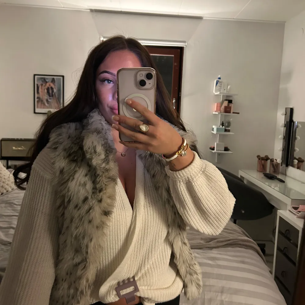 Säljer min jätte fina pälsväst med lite leopard mönster pga att den tyvärr är för liten. Den har inga skador och passar en XS/S💕💕. Takit.