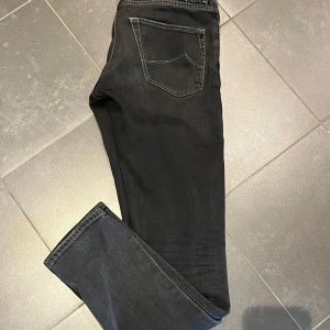 Jacob cohen jeans  - Jacob cohen jeans i storlek 30. Jeansen är i mycket fint skick! Inga defekter 