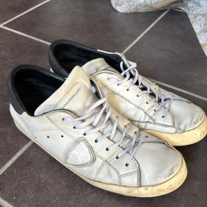 Philippe model skor  - Snygga vita sneakers från Philippe model. Riktigt snygga. Använt dem ganska mycket men de syns inte så mycket. Kan gå ner i pris vid en snabb affär!