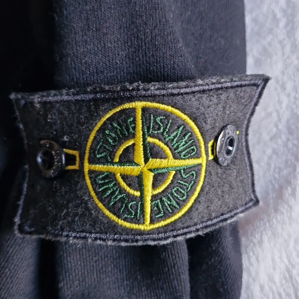 Säljer denna stoneisland sweater. Knappt använd. Bra skick. Allt på bilderna ingår. Kontakta vid intresse. Neuletakit & Villapaidat.
