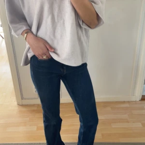 Mörkblåa jeans - Snygga  mörkblå jeans i midrise med bootcut, stål 25/34 (XS). De har en normal passform och sitter som ett smack. Jag är 160 för referens💕 skriv gärna för mer info eller bilder