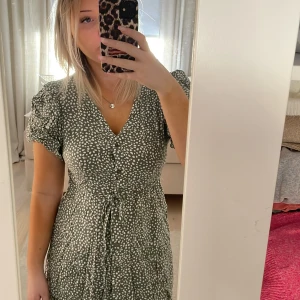 Grön prickig klänning från Vero Moda - Säljer en söt grön klänning med vita. Bra skick. Köpte för 450kr ❤️