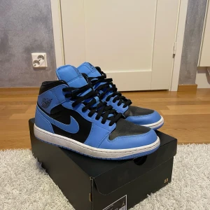 Nike Air Jordans i blått och svart - Snygga Nike Air Jordan 1 University Blue. Helt nya inga defekter kommer med allt OG. Fråga om det är något
