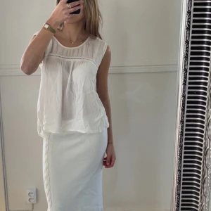 Vit topp - Vit topp med detaljer och ish öppen rygg, så söt och perfekt till sommaren i stl XS💗