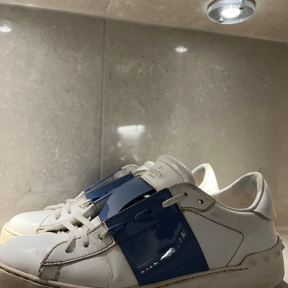 Valentino Garavani sneakers i vitt och blått - 4