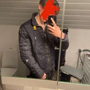 Parajumper Jacka - Säljer en riktigt fet Parajumper Field Jacka.                Storleken är M och priset är självklart diskuterbart, skicket är 7/10 då den behövs sy litegran men om man lagar det så blir den stilren!    Hör av er vid ytterligare frågor!