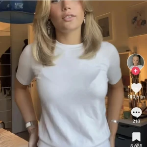 Zara topp - Superfin stickad T-shirt från Zara som tyvärr inte kommit till användning, bara testad, skriv om ni har frågor eller vill ha fler bilder storlek M men passar också S🥰💕