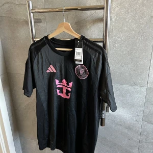 Inter Miami fotbollströja - Inter Miami fotbolls tröja, Messi på ryggen. Lappar medföljer. Skick 10/10. OBS stryker innan jag fraktar!