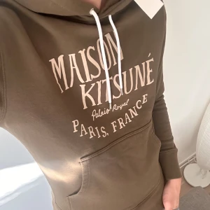 Maison kitsuné hoodie - helt ny | slutsåld överallt | Size S | Följare får 100 kr rabbat | fraktar spårbart inom 24 timmar med PostNord eller instabox |
