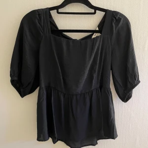 Blus  - En fin blus som jag inte andvänder längre och vill se vad jag kan få för den 