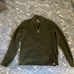 Grön tröja med dragkedja - Grön zip tröja från M&S. Storlek S