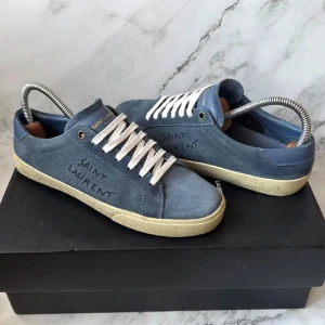   Saint Laurent Paris (kan bytas mot likadana i 39,5) -  Saint Laurent Paris skor i mocka. En ljusblå färg med vita snören. Storleken är 39 men passar även 40. Nästan helt oanvända. Inget OG medföljer. Serienummer finns att bekräfta att dom är äkta. Vid frågor är det bara att höra av sig. Svarar så fort jag kan. 